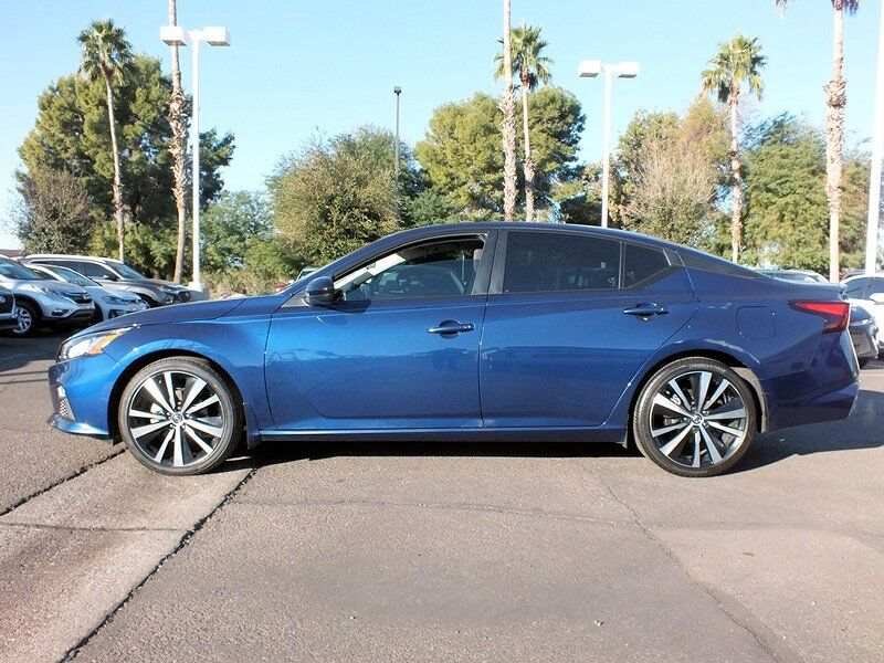 A side shot of a blue 2021 Nissan Altima 2.5 SR for sale, demonstrating Who Has the Best Pre-Owned Cars Under $40k in Mesa AZ
