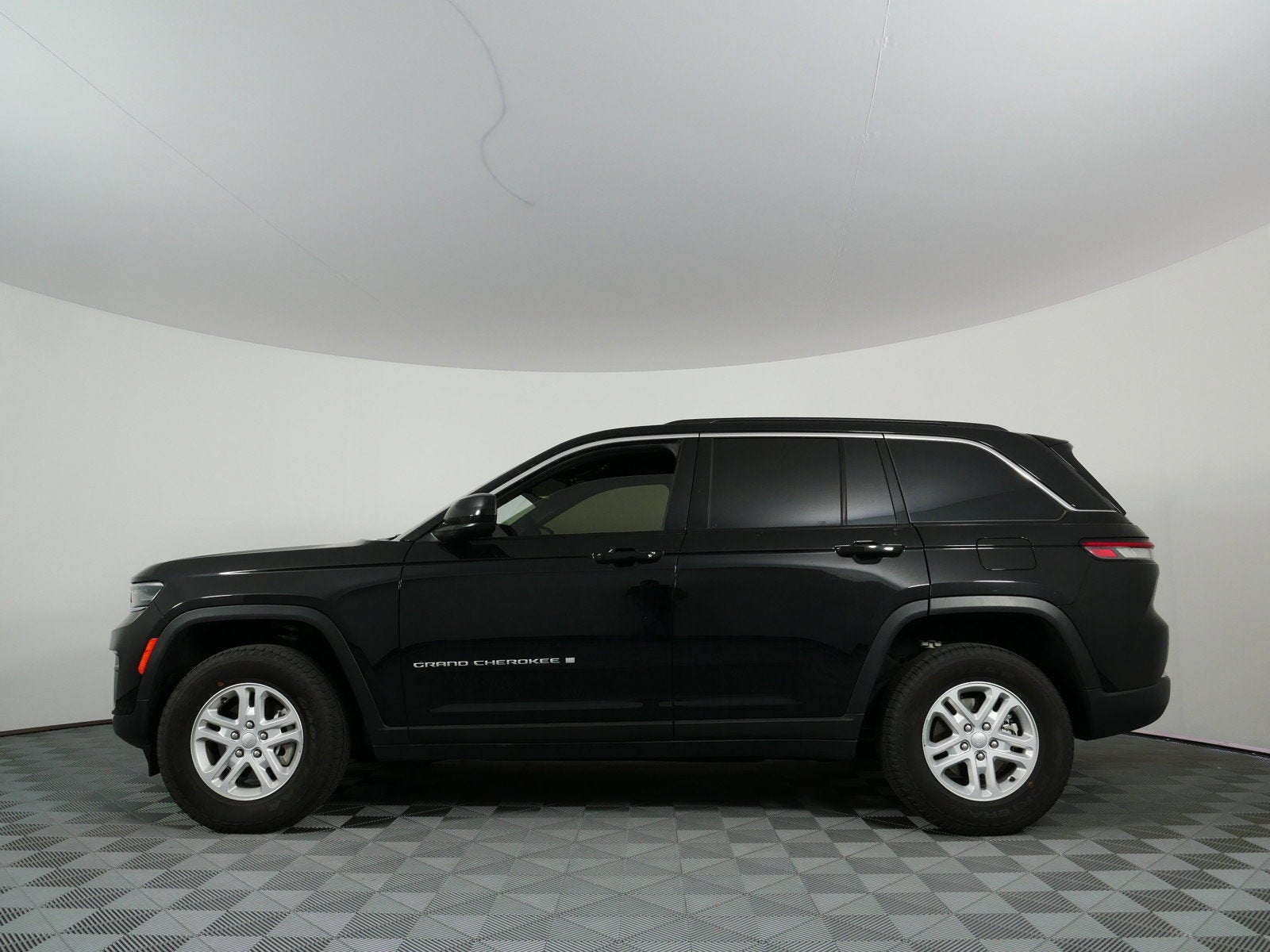 2025 Jeep Grand Cherokee Laredo 4WD *1-OWNER! CLEAN CARFAX!*