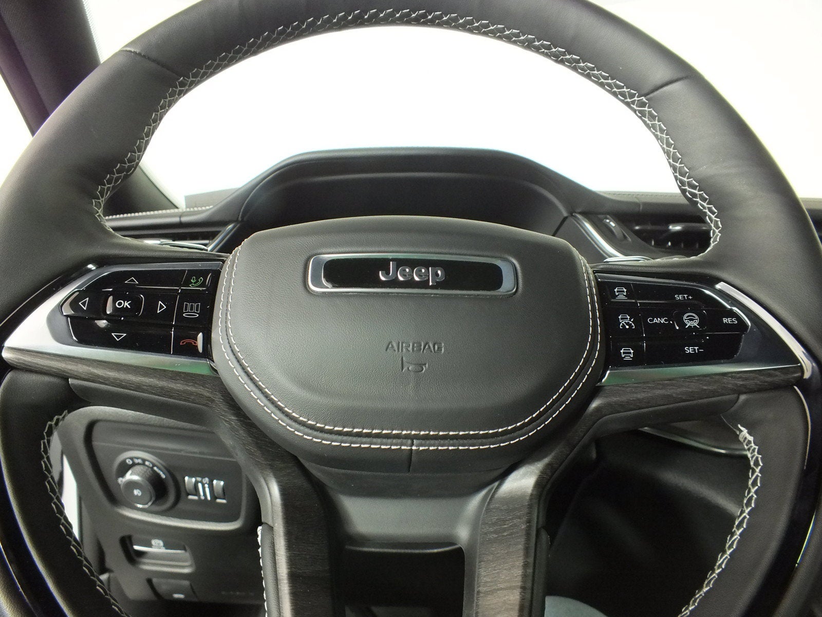 2025 Jeep Grand Cherokee L Overland 4WD *1-OWNER! UNDER 5K MILES!*