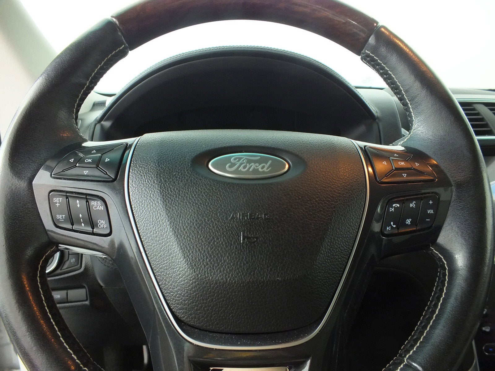 2017 Ford Explorer Platinum 4WD *CLEAN CARFAX! RUNS STRONG!*
