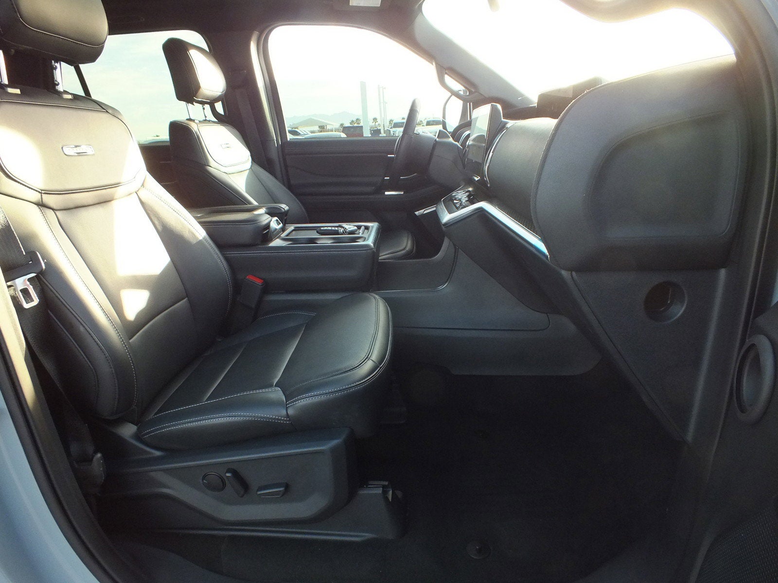 2025 Ford Expedition Platinum 4WD *LIKE NEW! ONLY 13K MILES!*