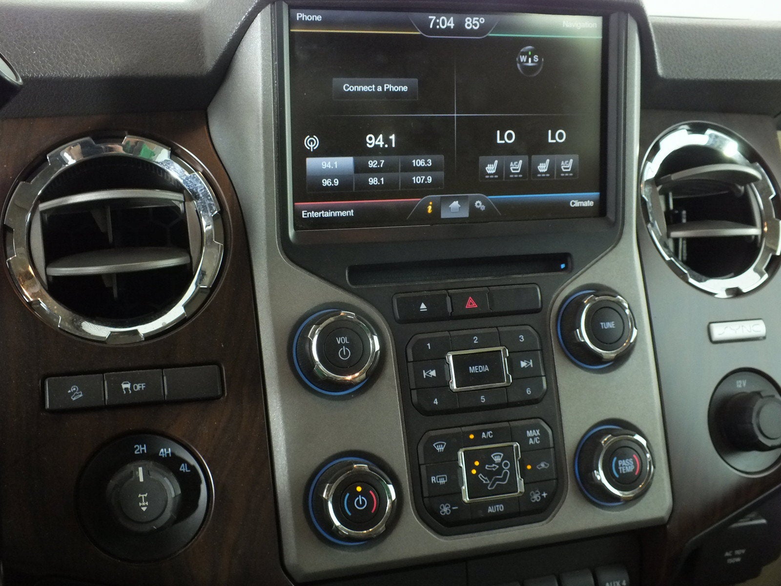2015 Ford Super Duty F-350 SRW Lariat 4WD *CLEAN CARFAX! RUNS STRONG!*