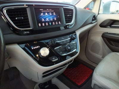 2020 Chrysler Pacifica Touring L *ROOMY!*