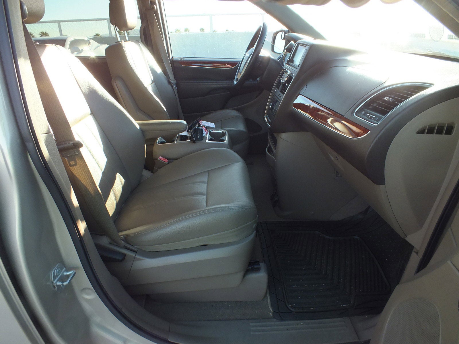 2015 Chrysler Town & Country Touring *CLEAN CARFAX*