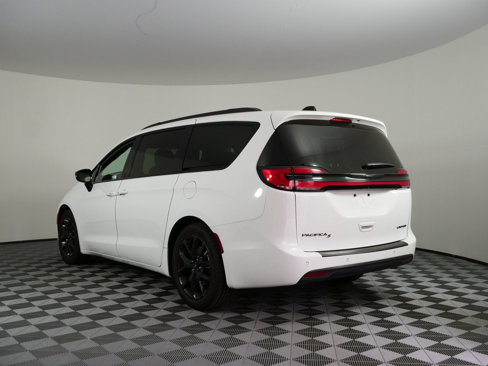 2025 Chrysler Pacifica Limited *CLEAN CARFAX!*