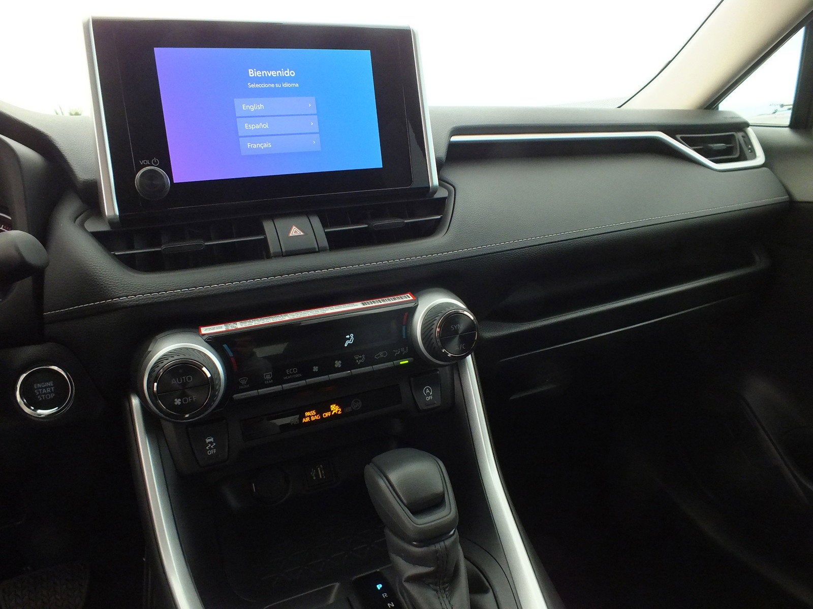 2025 Toyota RAV4 XLE *LOOKS EXCELLENT! LOW MILES!*