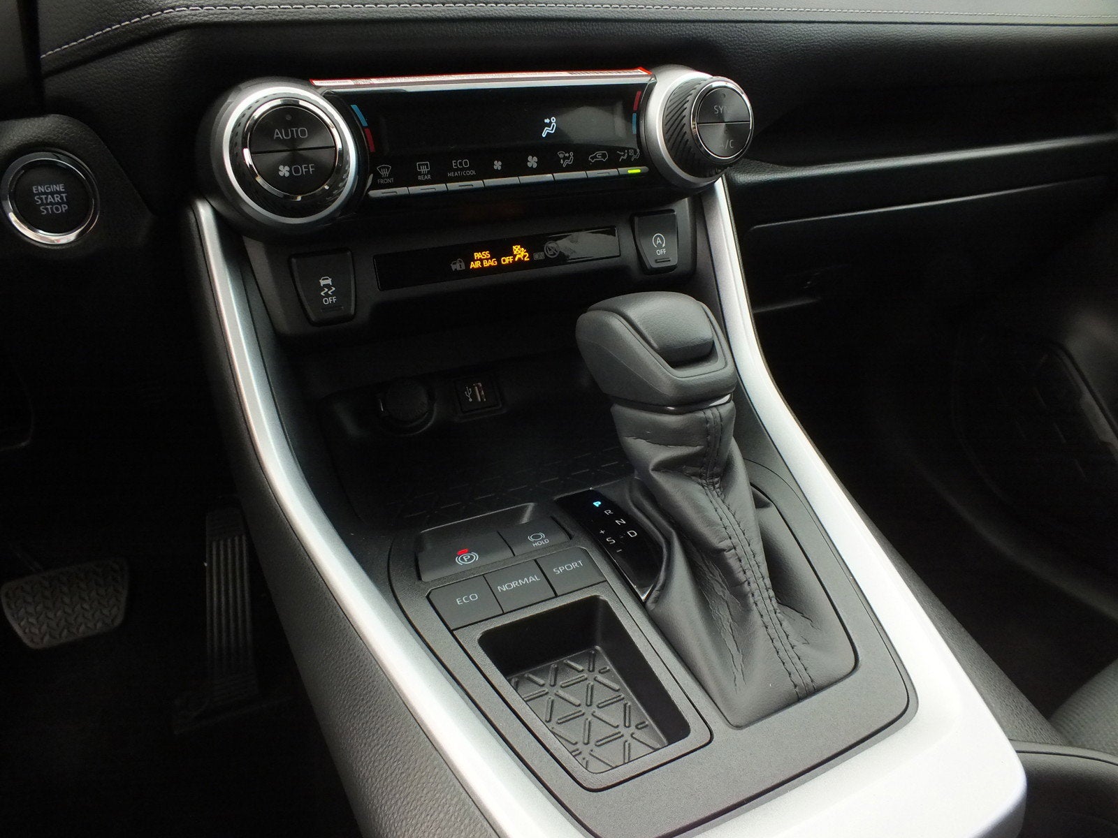 2025 Toyota RAV4 XLE *LOOKS EXCELLENT! LOW MILES!*