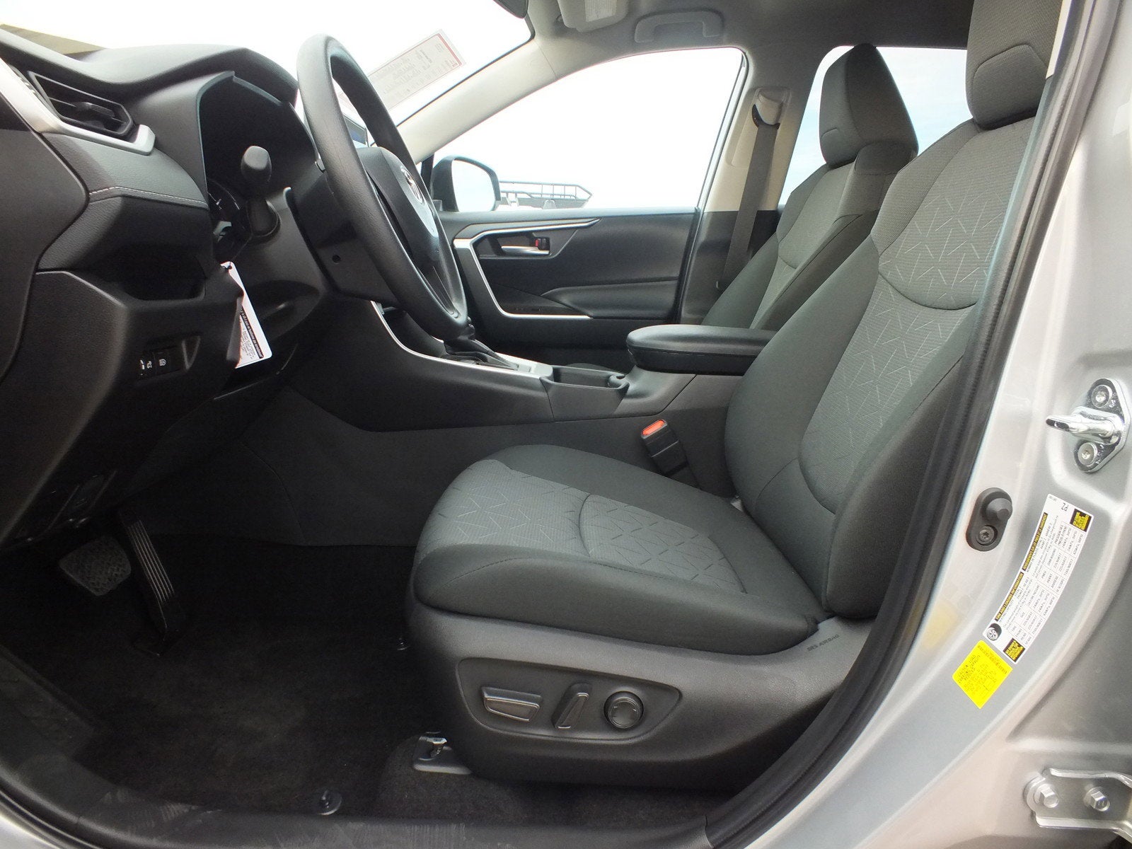 2025 Toyota RAV4 XLE *LOOKS EXCELLENT! LOW MILES!*