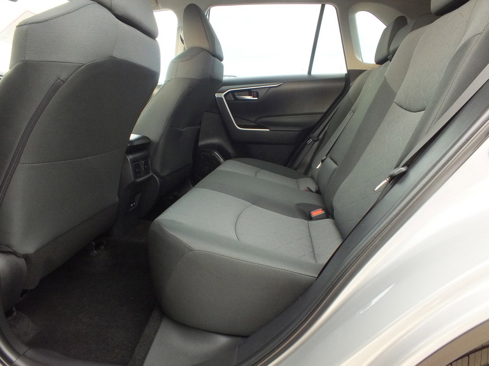 2025 Toyota RAV4 XLE *LOOKS EXCELLENT! LOW MILES!*