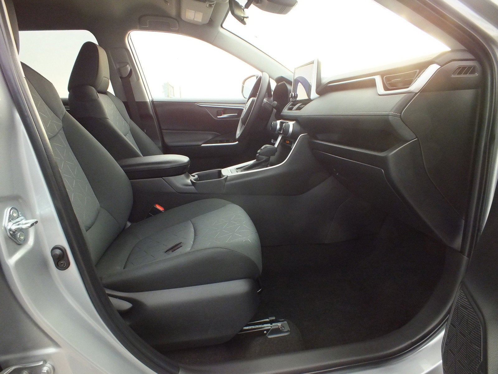 2025 Toyota RAV4 XLE *LOOKS EXCELLENT! LOW MILES!*