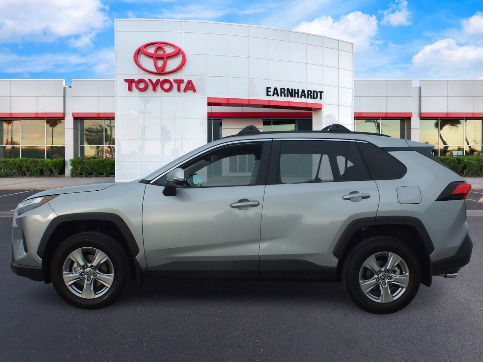 2025 Toyota RAV4 XLE *LOOKS EXCELLENT! LOW MILES!*