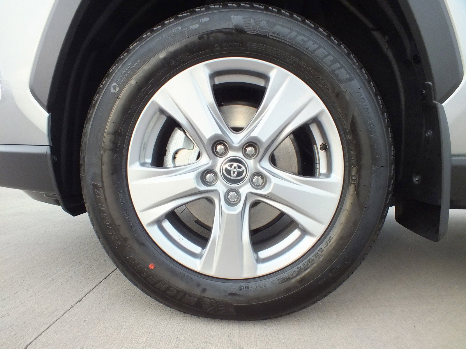 2025 Toyota RAV4 XLE *LOOKS EXCELLENT! LOW MILES!*