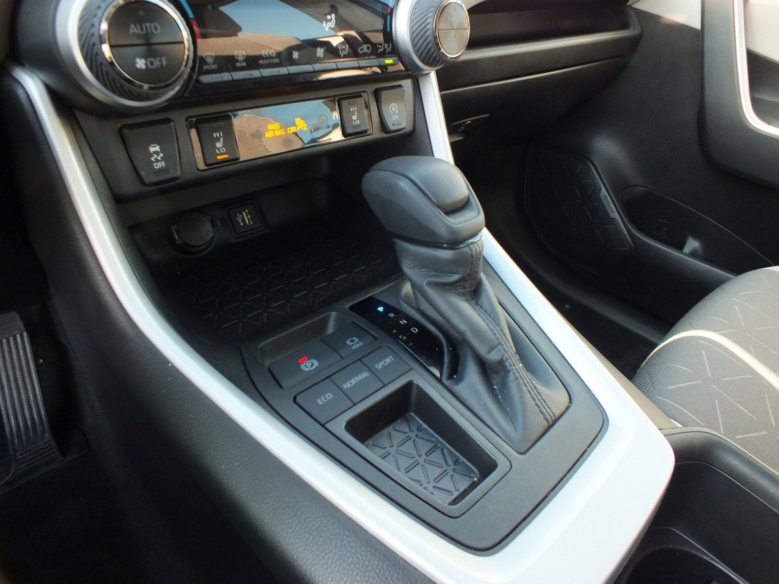 2024 Toyota RAV4 XLE FWD *CLEAN CARFAX*