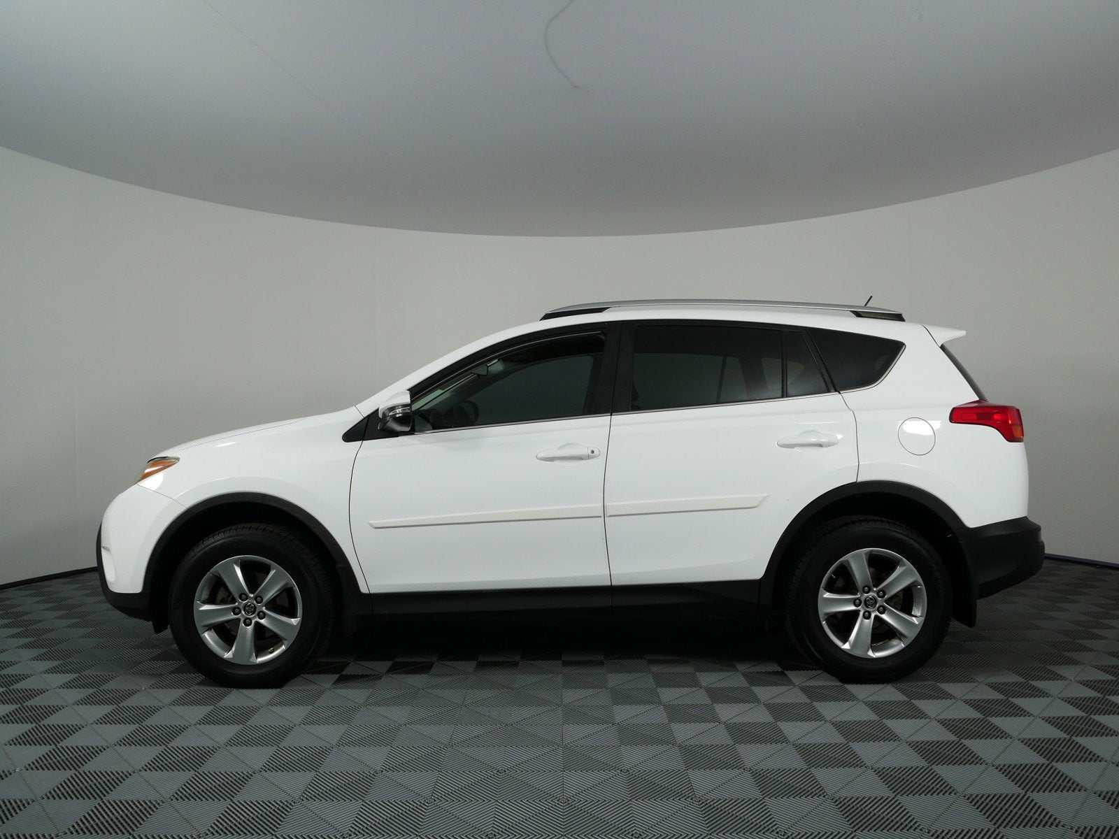 2015 Toyota RAV4 XLE FWD *CLEAN CARFAX*