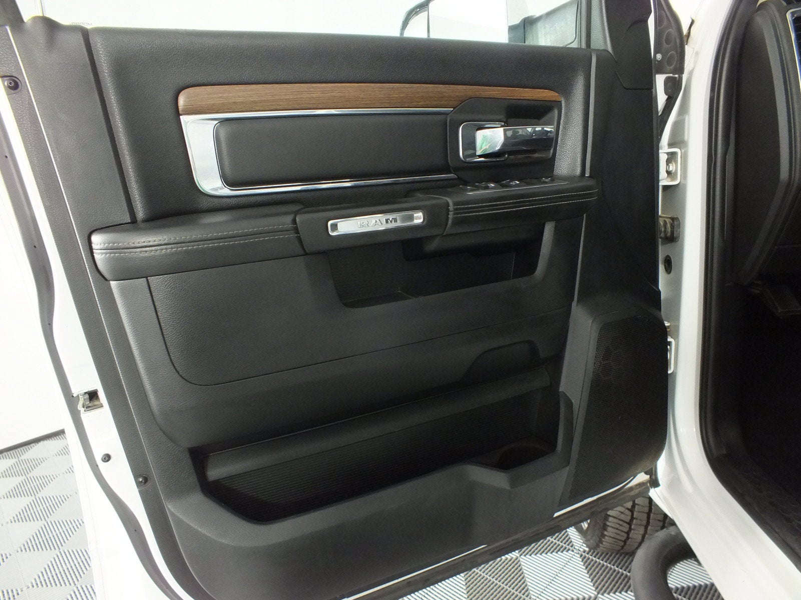 2014 RAM 2500 Laramie 4WD *CLEAN CARFAX*
