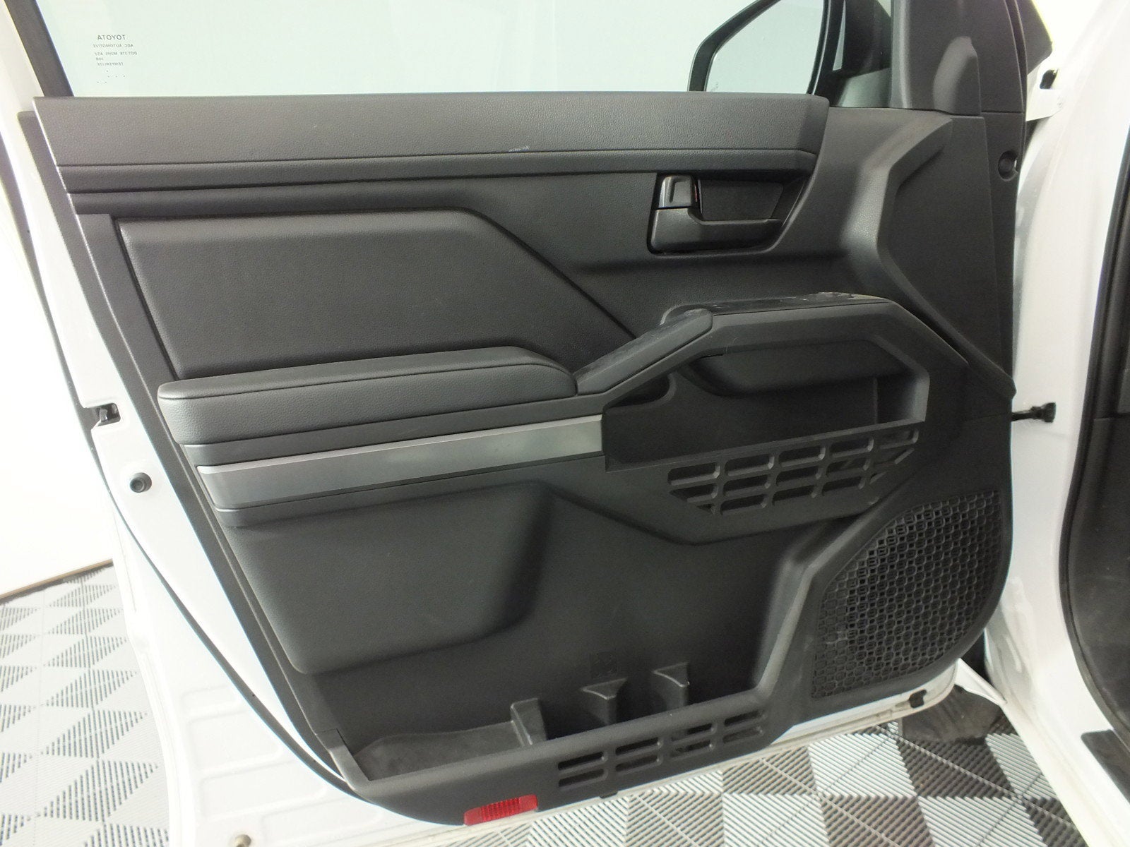 2024 Toyota Tacoma SR5 4WD *1-OWNER! LOW MILES!*