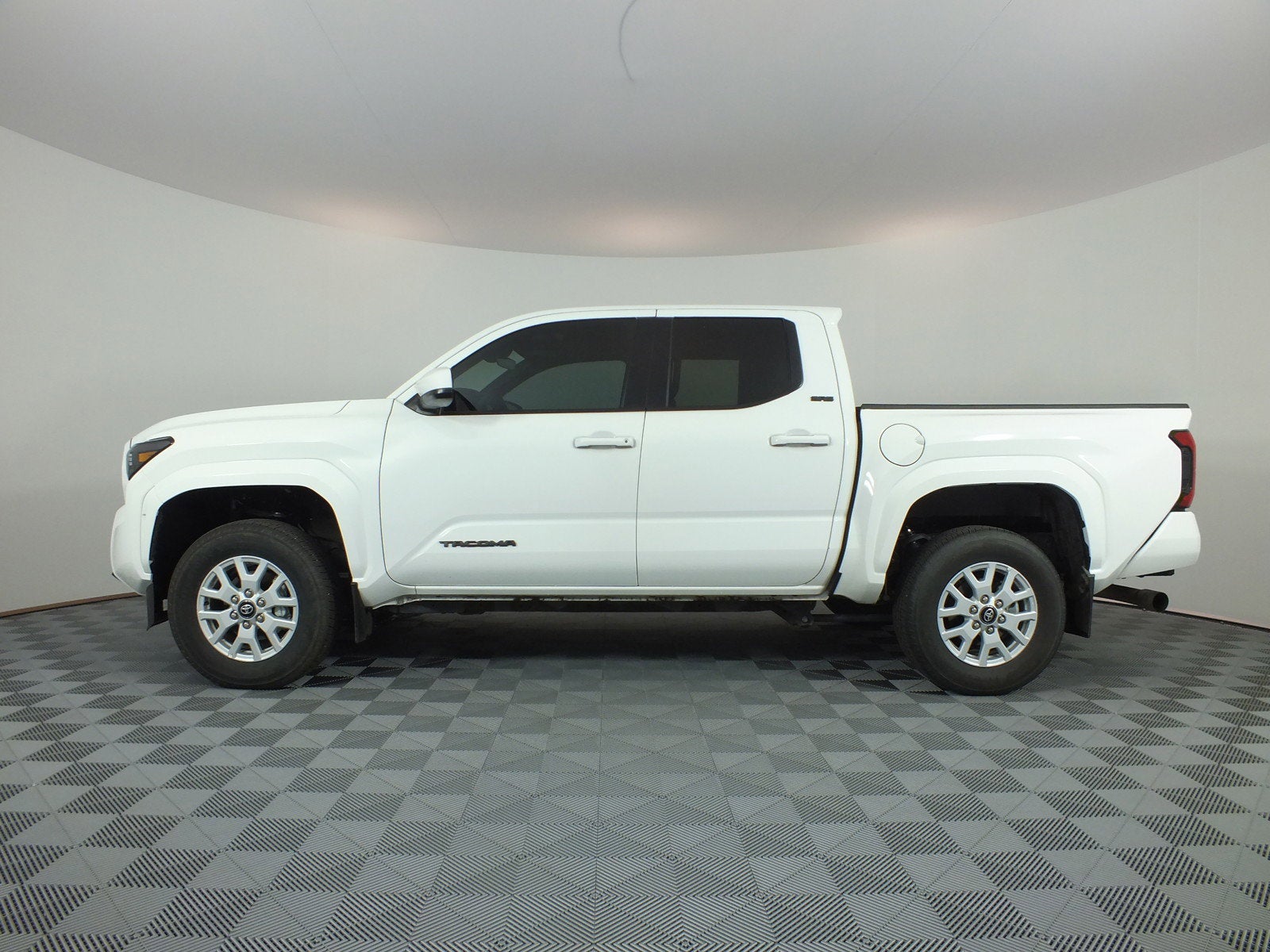 2024 Toyota Tacoma SR5 4WD *1-OWNER! LOW MILES!*