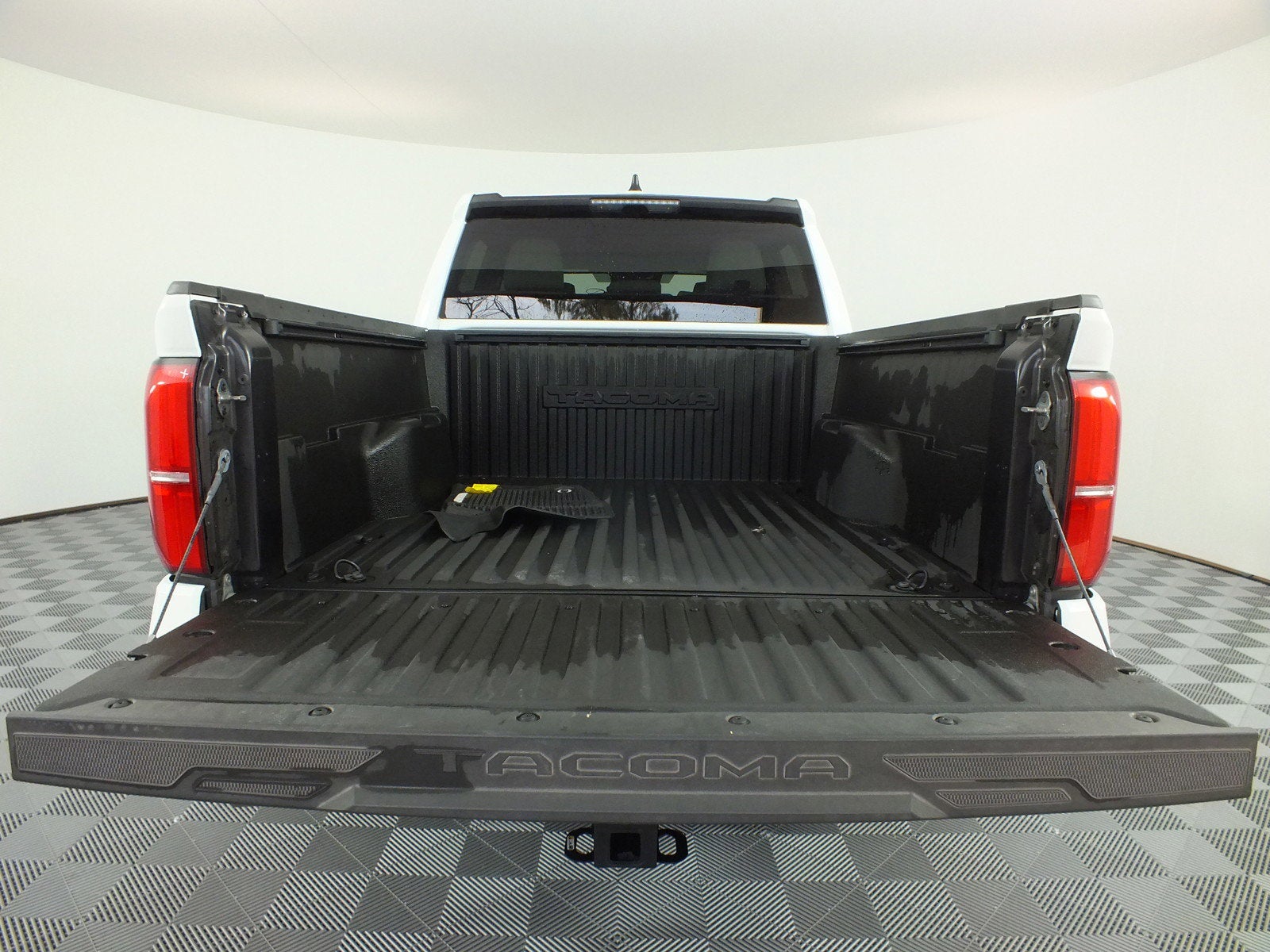 2024 Toyota Tacoma SR5 4WD *1-OWNER! LOW MILES!*