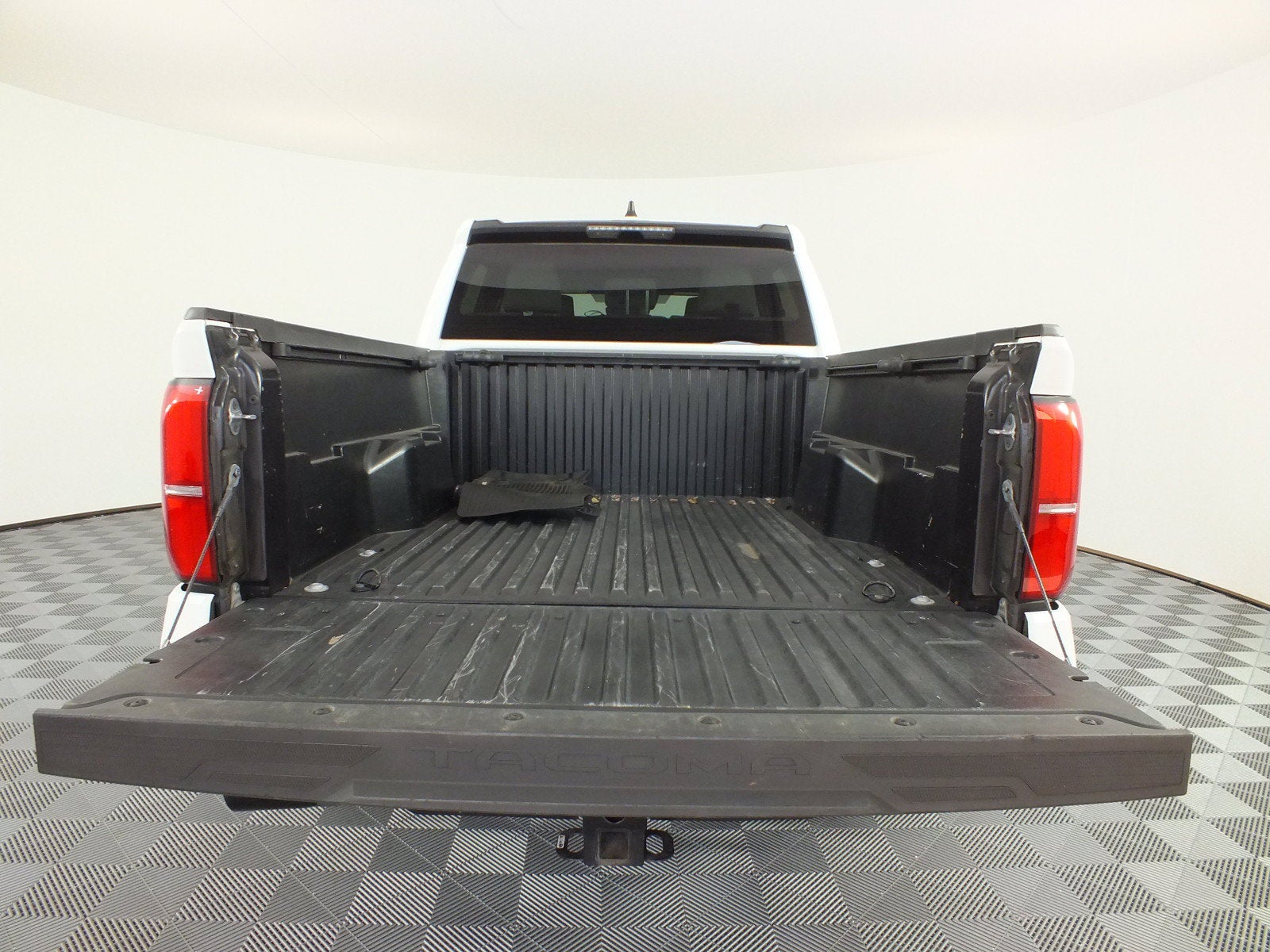 2024 Toyota Tacoma SR5 4WD *1-OWNER*