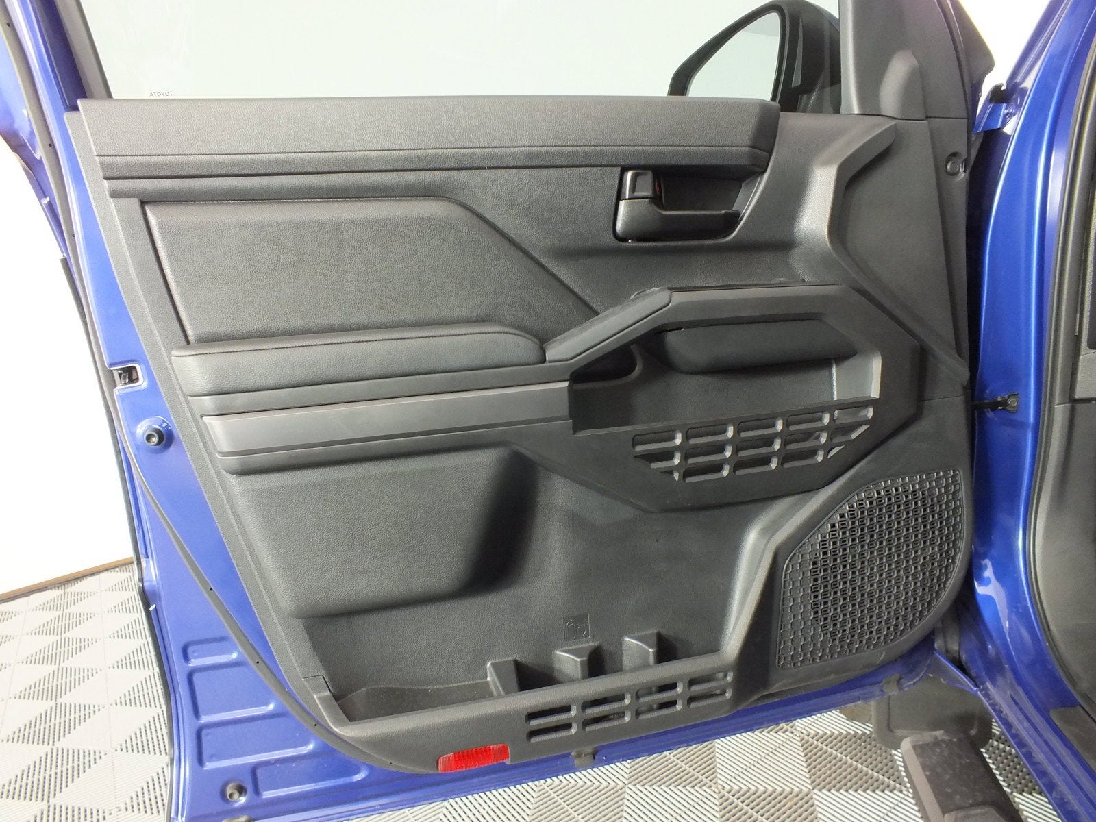 2025 Toyota Tacoma SR5 4WD *1-OWNER*