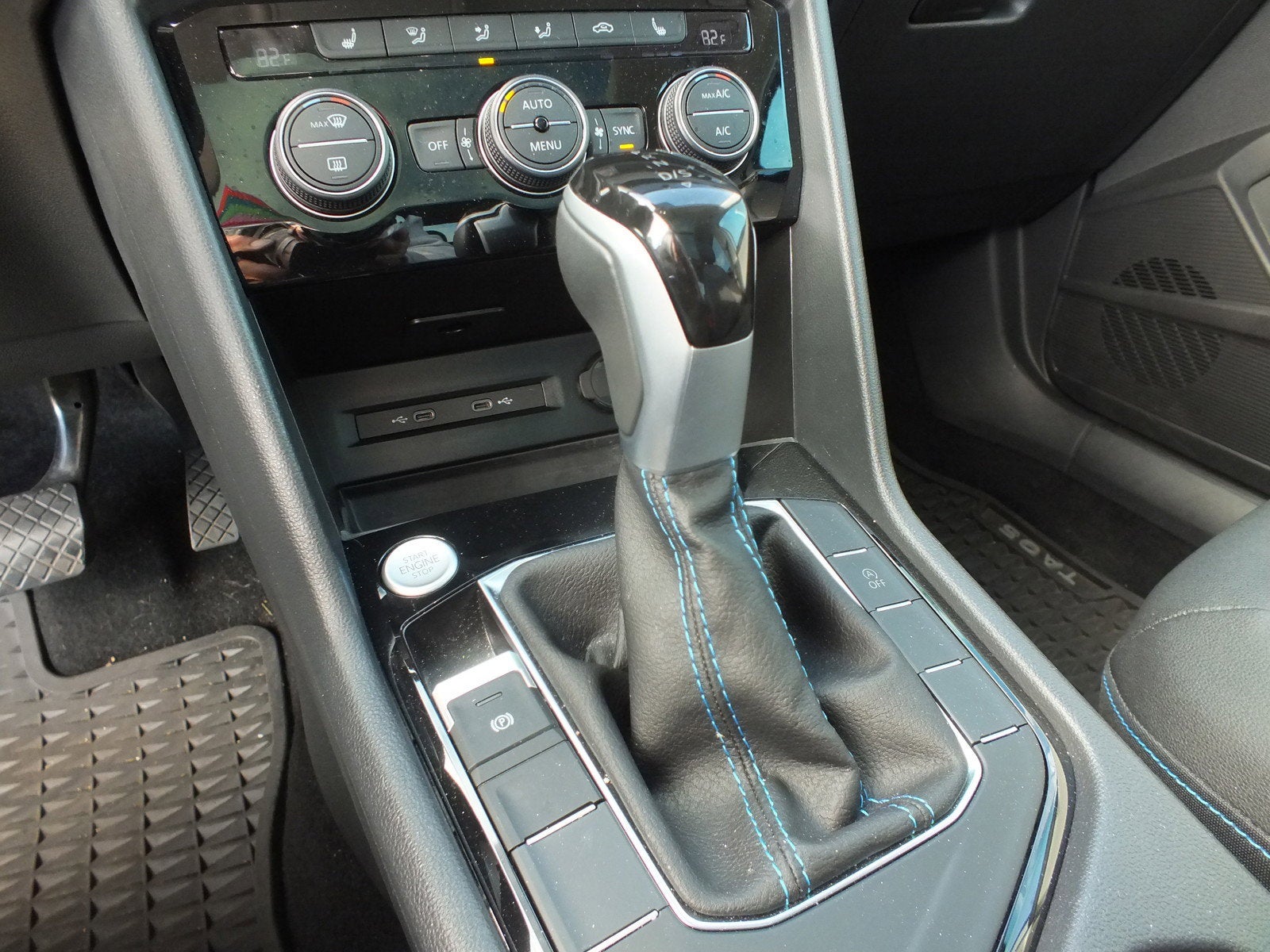 2024 Volkswagen Taos SE Black *1-OWNER*