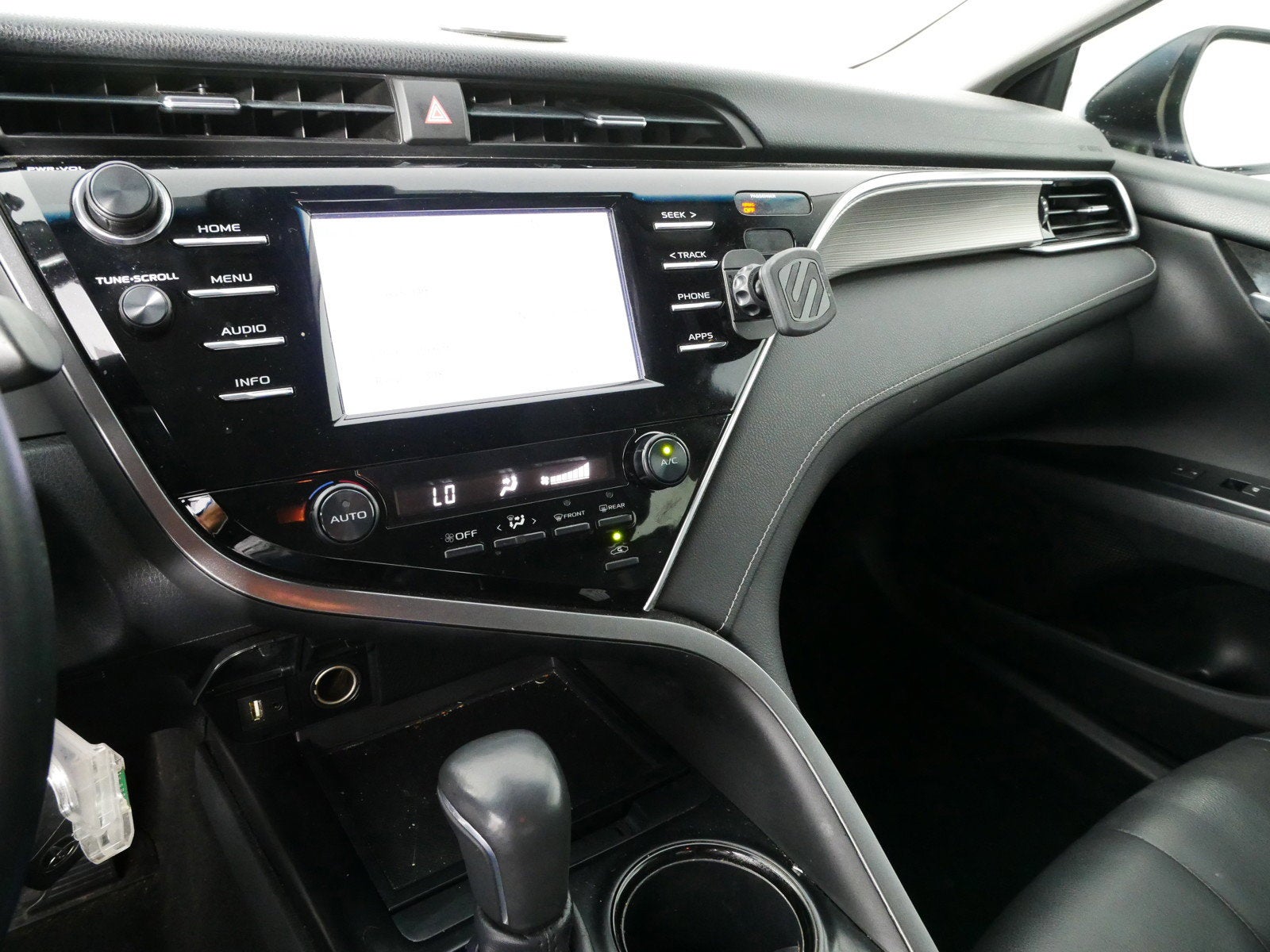 2018 Toyota Camry SE *RELIABLE DAILY DRIVER!*
