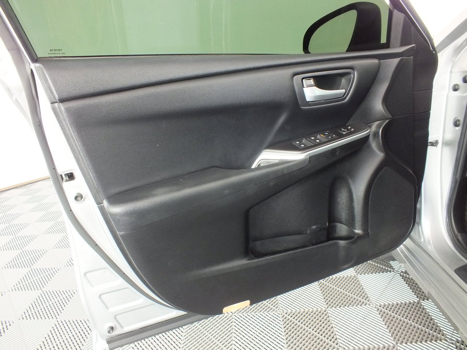 2016 Toyota Camry SE *RELIABLE DAILY DRIVER!*