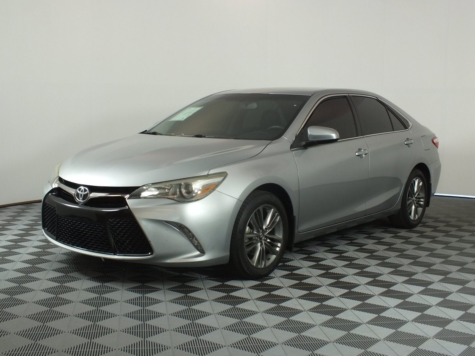 2016 Toyota Camry SE *RELIABLE DAILY DRIVER!*