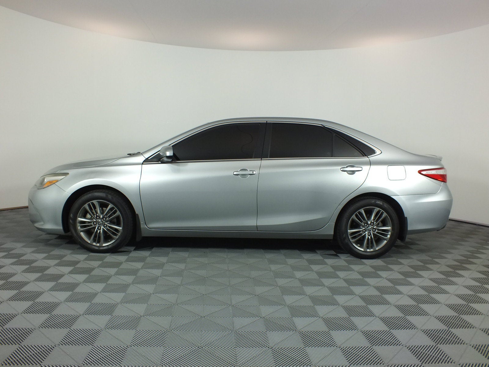 2016 Toyota Camry SE *RELIABLE DAILY DRIVER!*