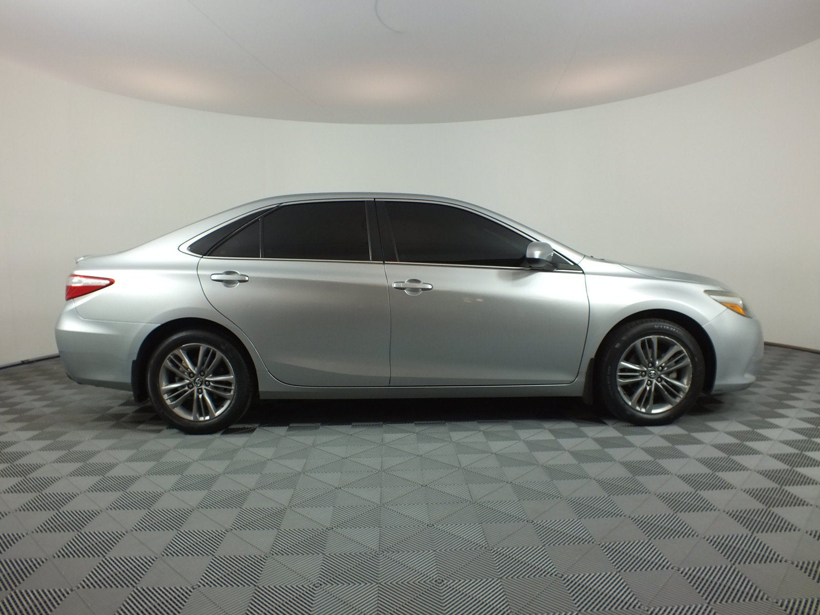 2016 Toyota Camry SE *RELIABLE DAILY DRIVER!*