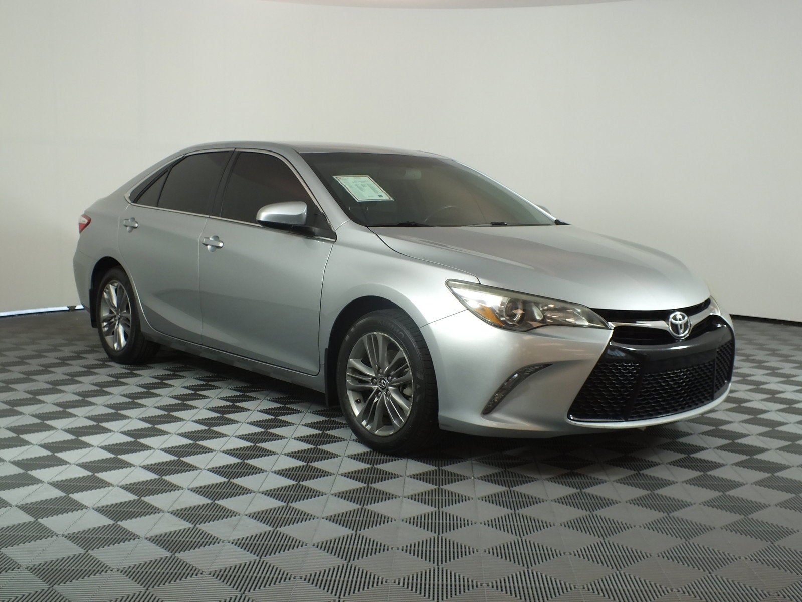 2016 Toyota Camry SE *RELIABLE DAILY DRIVER!*