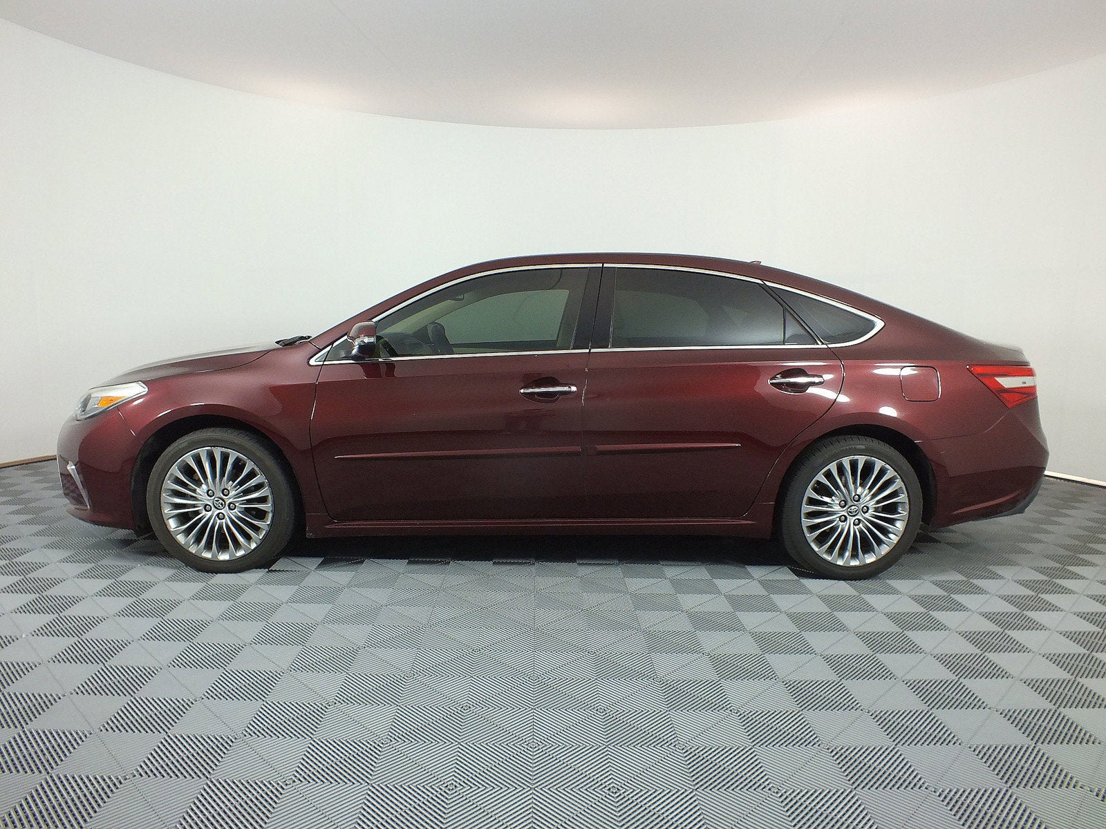 2018 Toyota Avalon Limited *WELL MAINTAINED*