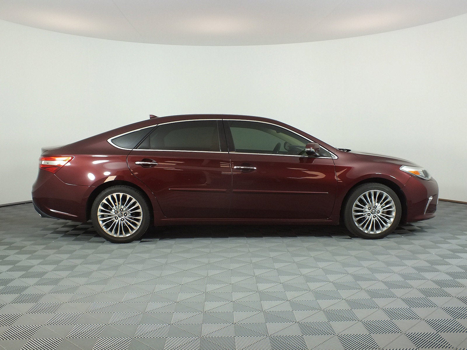 2018 Toyota Avalon Limited *WELL MAINTAINED*