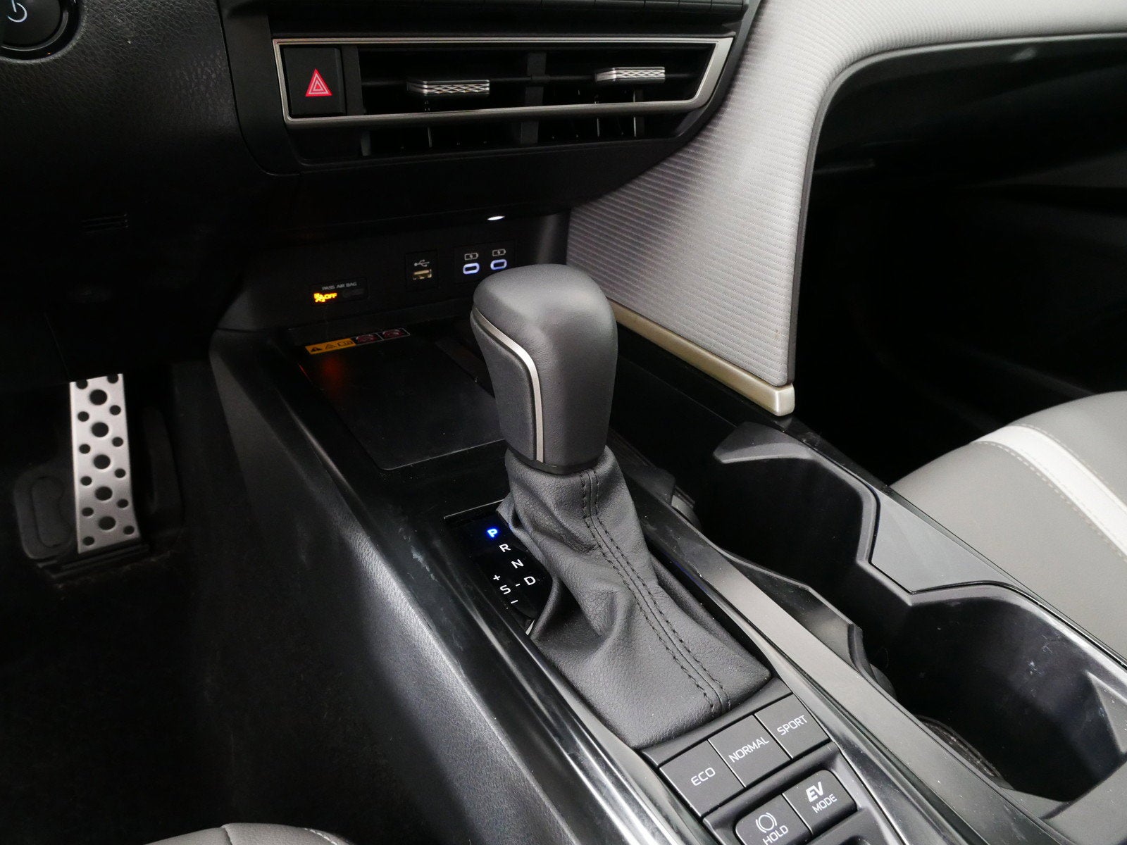 2025 Toyota Camry SE FWD *CLEAN CARFAX!*