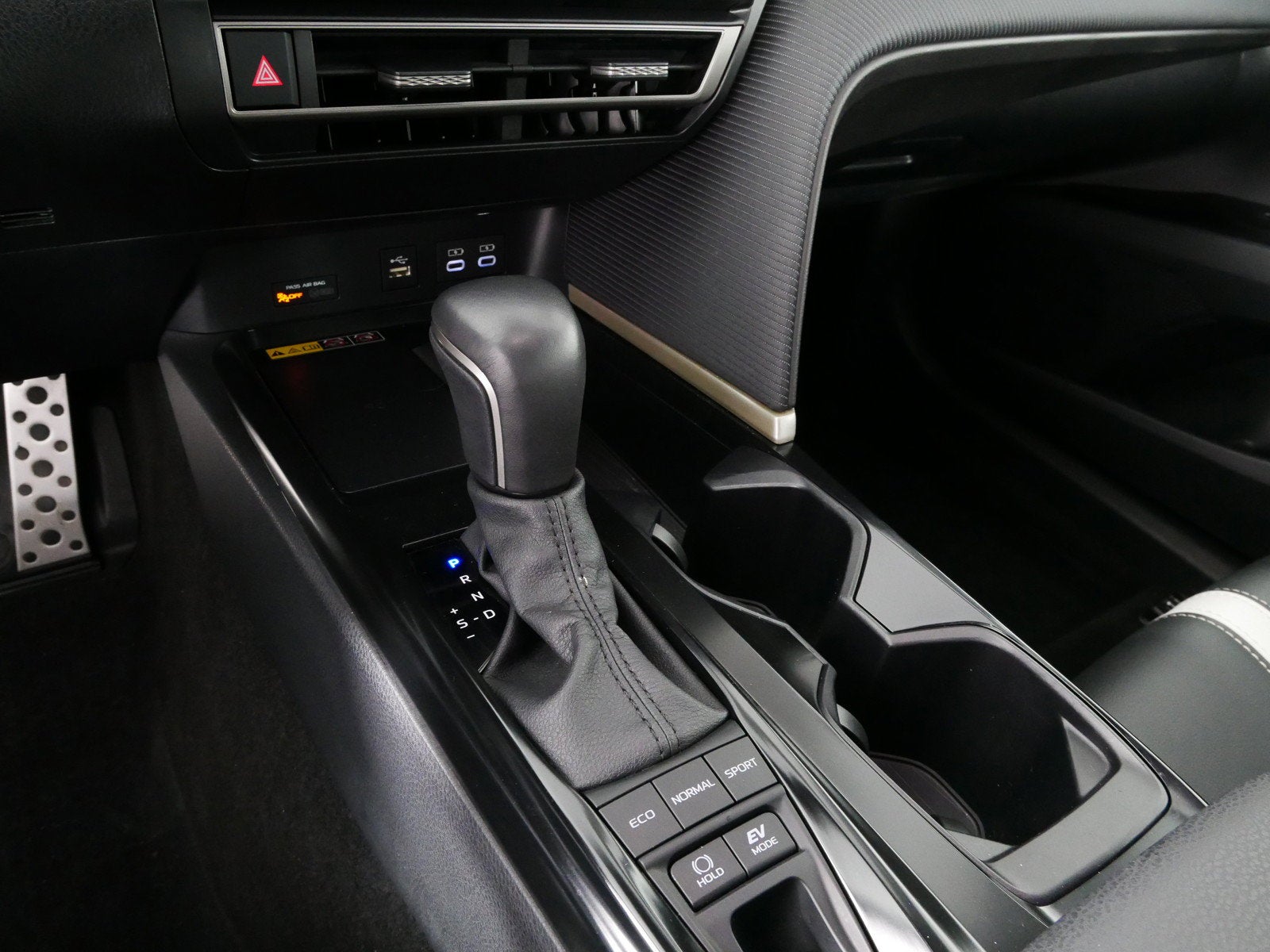 2026 Toyota Camry SE AWD HYBRID *CLEAN CARFAX*