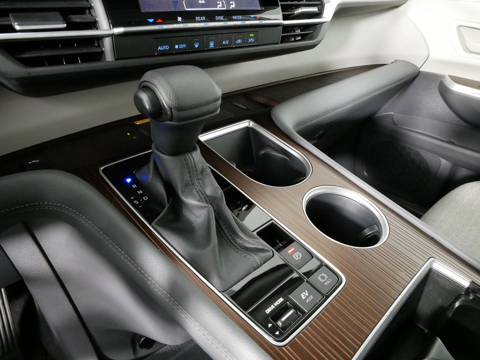 2024 Toyota Sienna LE AWD *CLEAN CARFAX, 1 OWNER!*