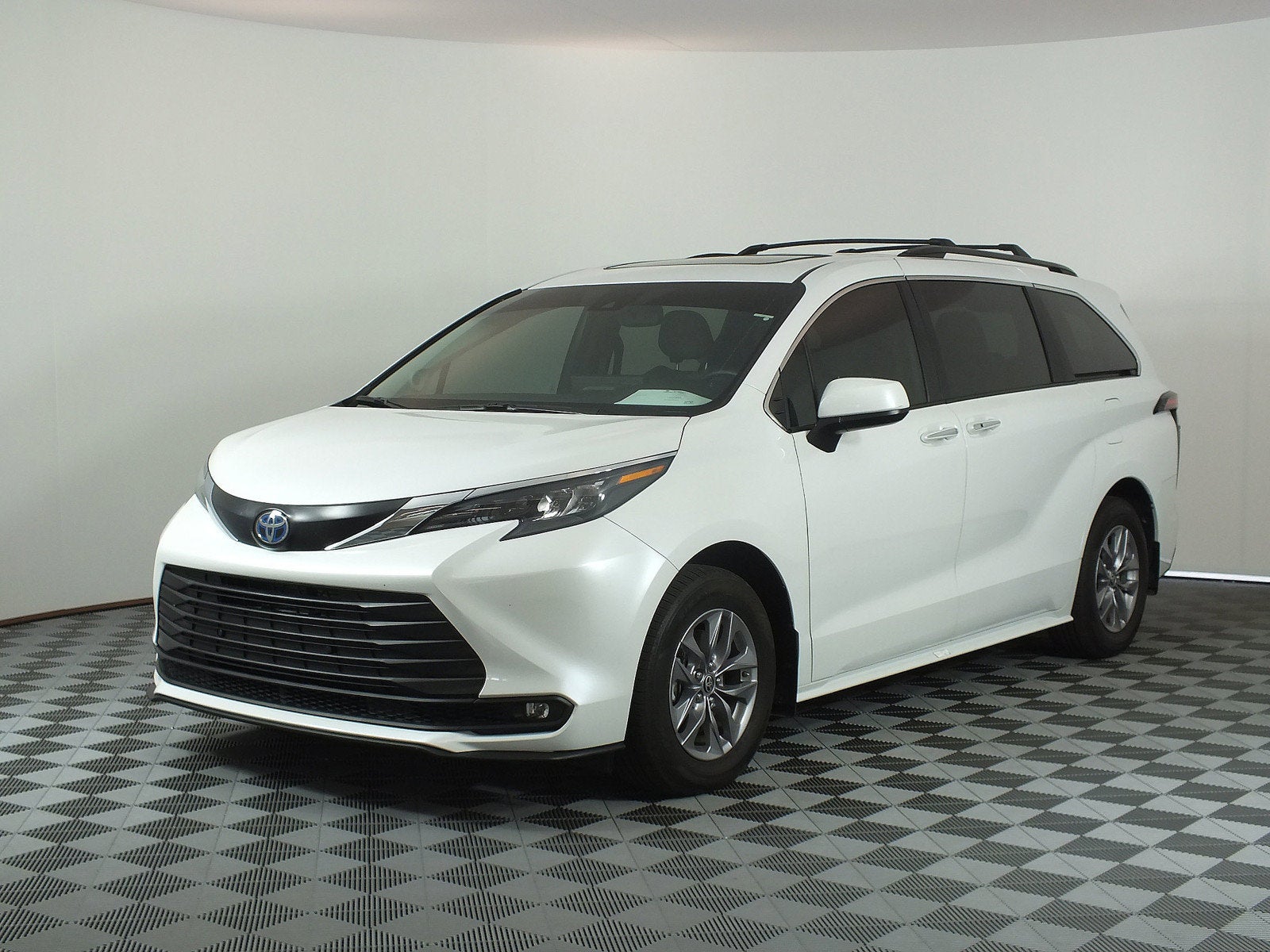 2025 Toyota Sienna XLE Hybrid *1-OWNER*