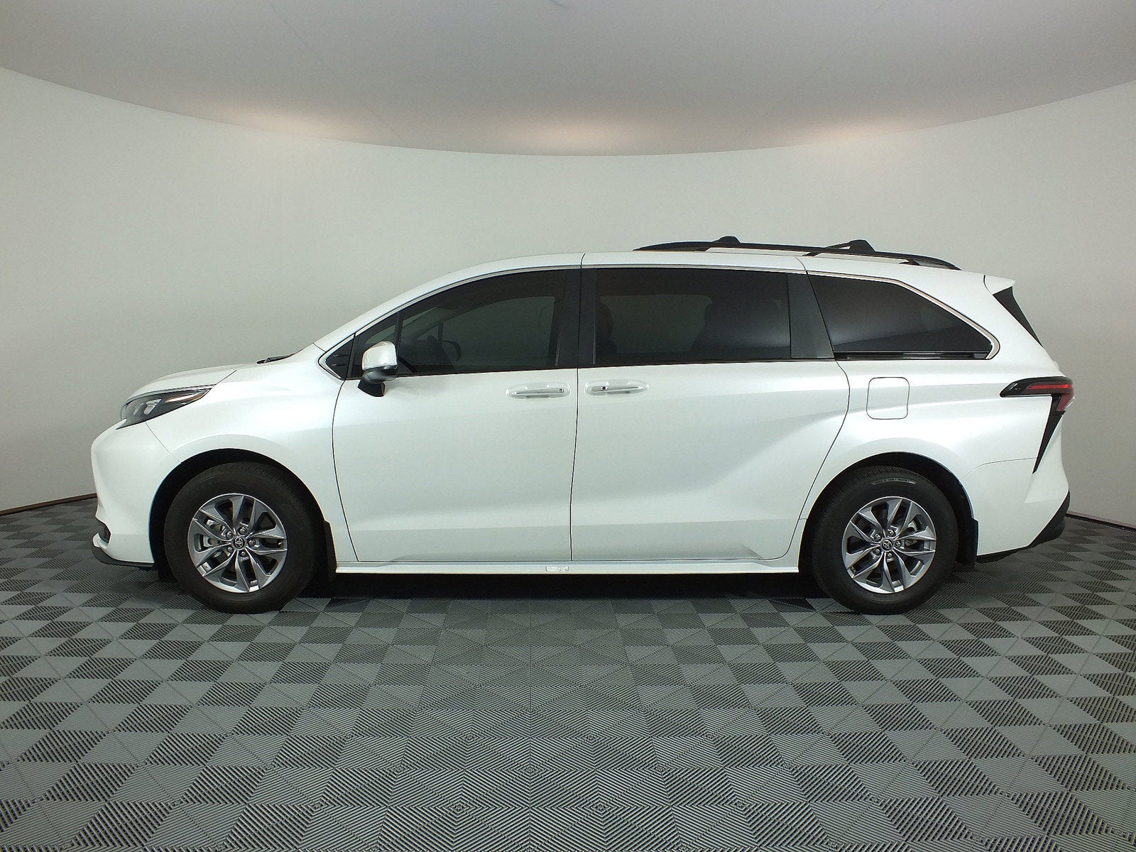 2025 Toyota Sienna XLE Hybrid *1-OWNER*