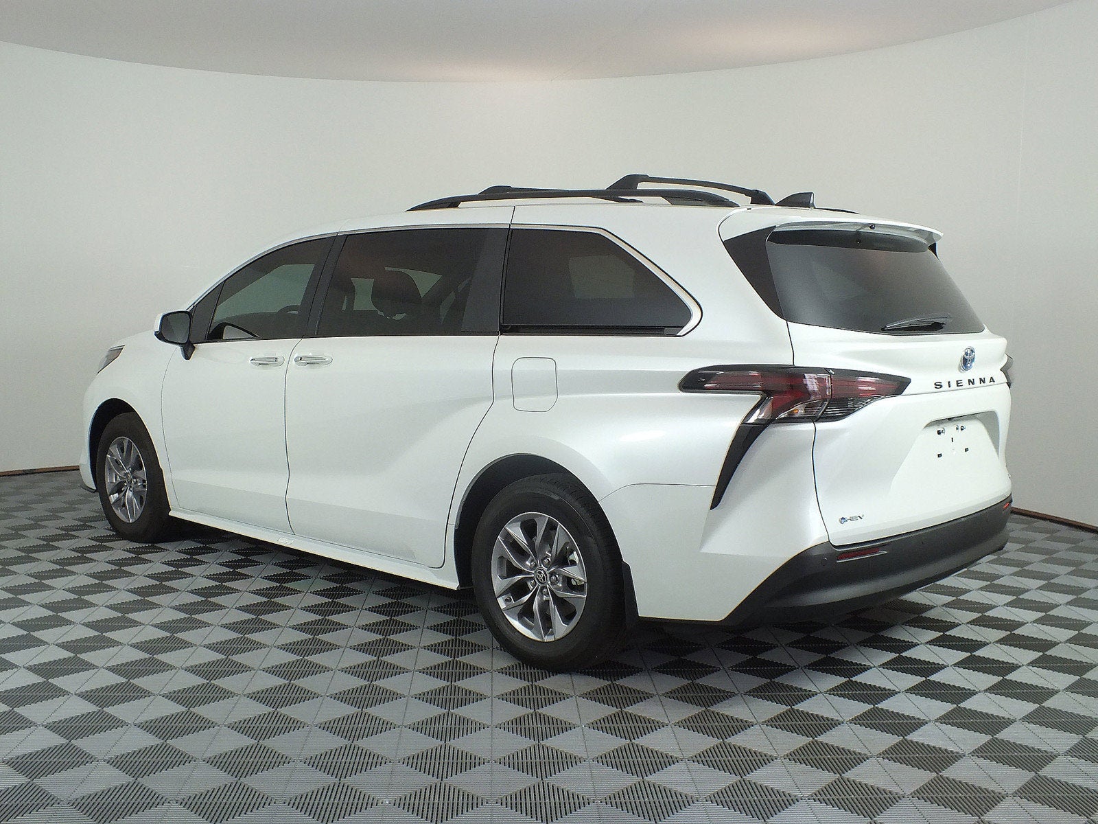 2025 Toyota Sienna XLE Hybrid *1-OWNER*