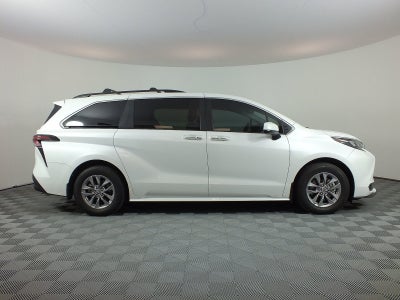 2025 Toyota Sienna XLE Hybrid *1-OWNER*