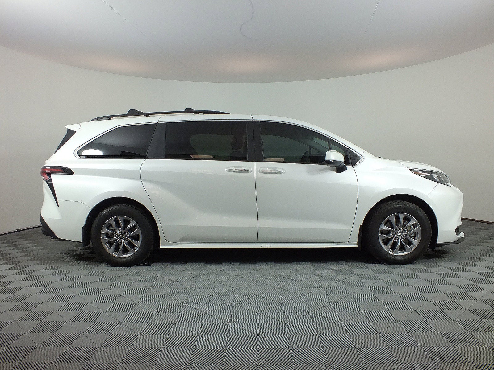 2025 Toyota Sienna XLE Hybrid *1-OWNER*