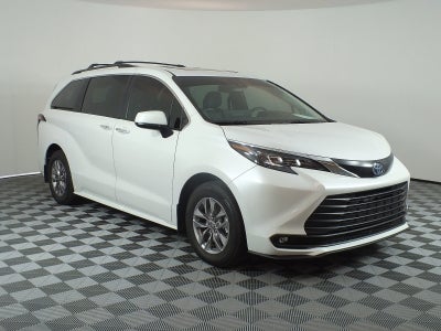 2025 Toyota Sienna XLE Hybrid *1-OWNER*