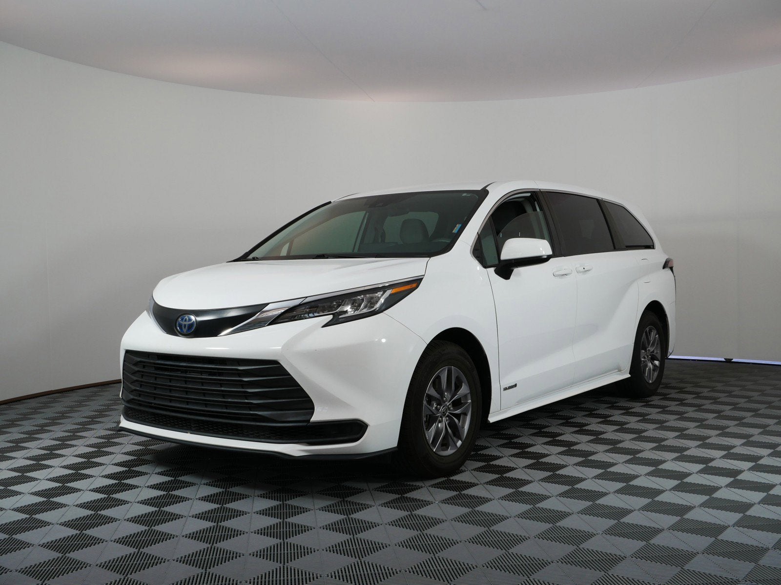 2021 Toyota Sienna LE Hybrid *LOOKS GREAT!*