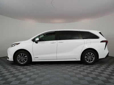 2021 Toyota Sienna LE Hybrid *LOOKS GREAT!*