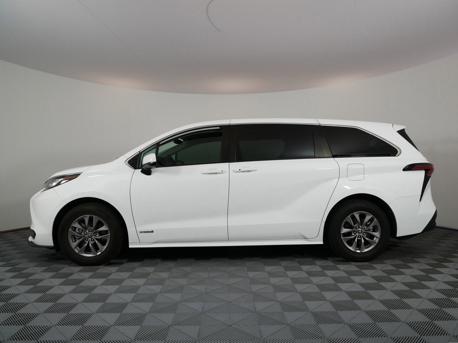 2021 Toyota Sienna LE Hybrid *LOOKS GREAT!*