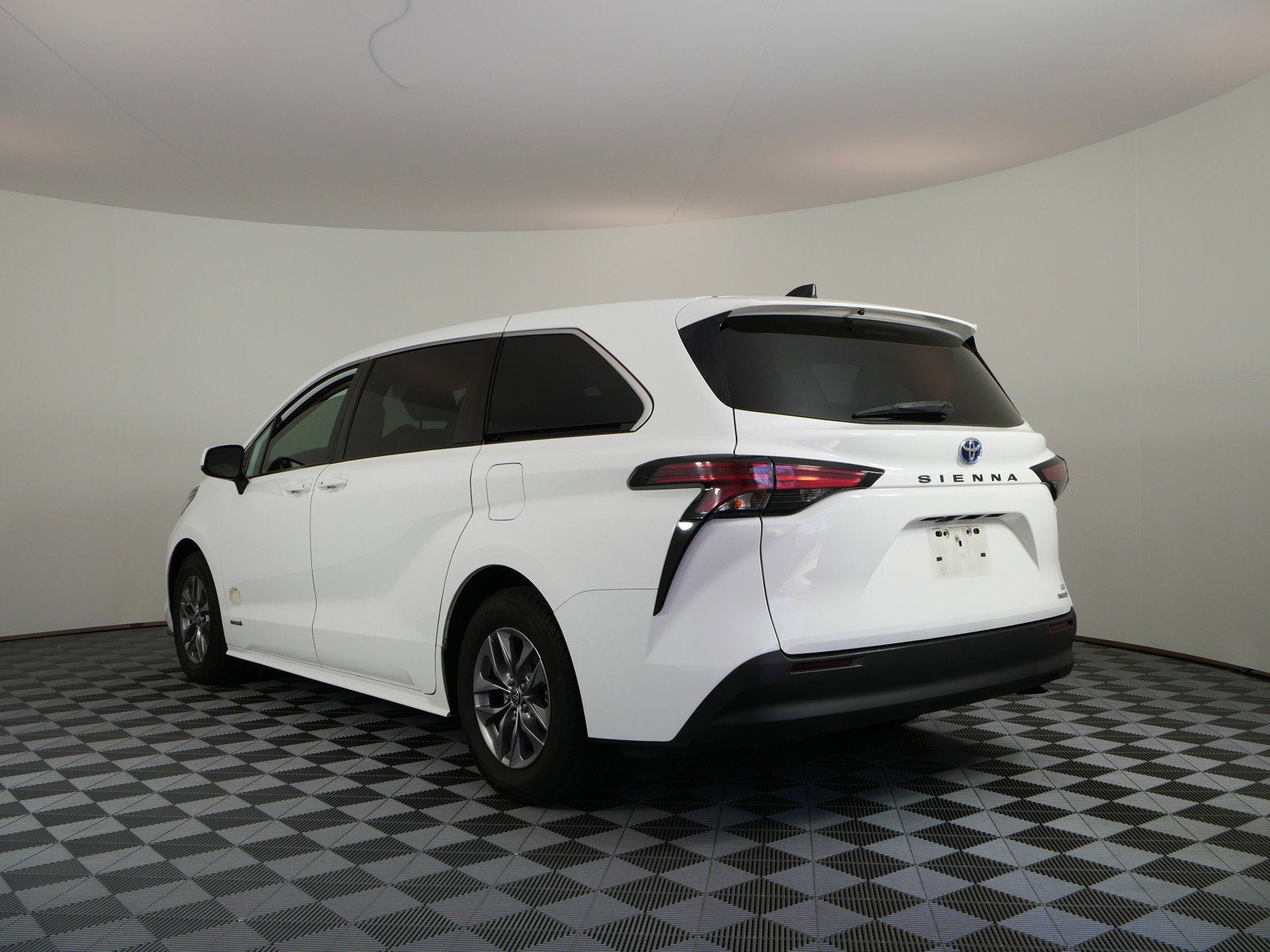 2021 Toyota Sienna LE Hybrid *LOOKS GREAT!*