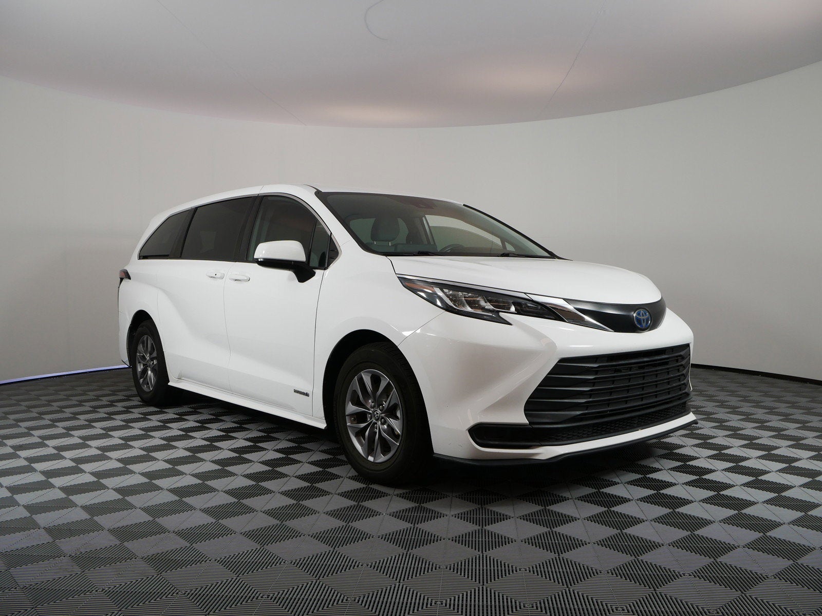 2021 Toyota Sienna LE Hybrid *LOOKS GREAT!*