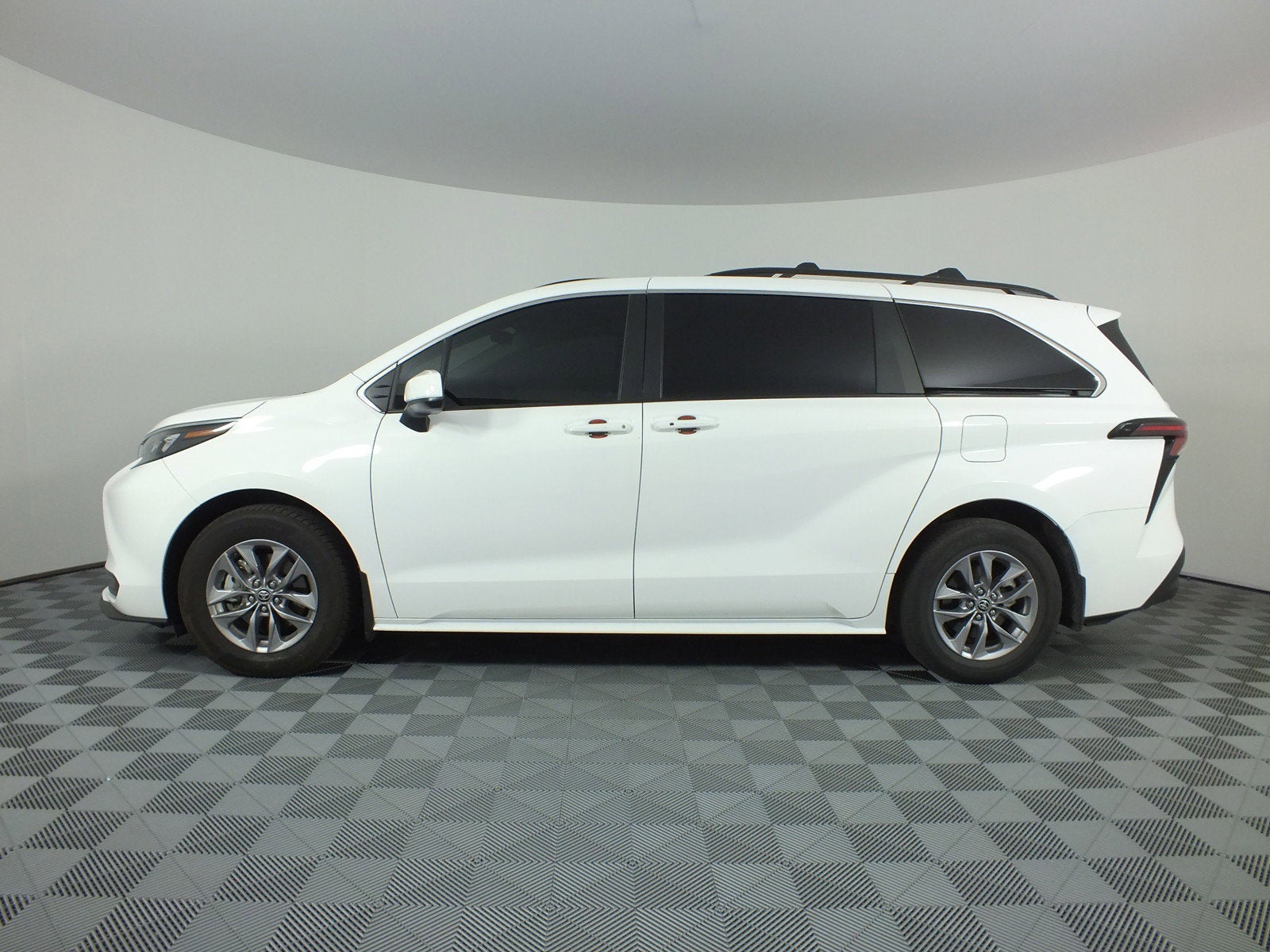2025 Toyota Sienna LE *1-OWNER*