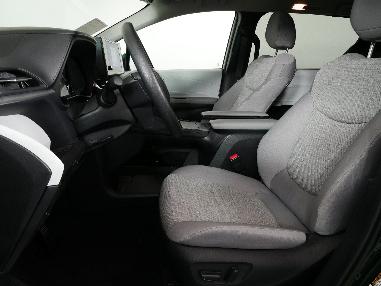 2026 Toyota Sienna LE Hybrid *LOW MILES! CLEAN CARFAX*