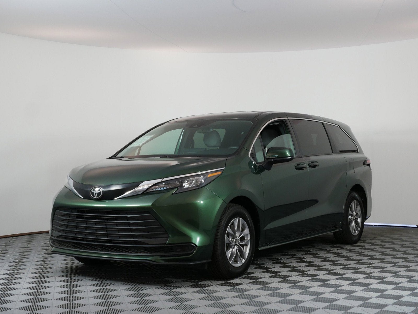 2026 Toyota Sienna LE Hybrid *LOW MILES! CLEAN CARFAX*